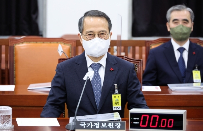 김규현 국정원장이 5일 국회에서 열린 정보위 전체회의에 출석해 자리에 앉아 있다. 뉴스1 