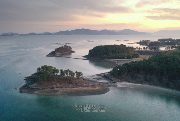 여러 섬들을 아우르고 있는 경남 사천의 비토섬 일대 모습. 아래 왼쪽이 토끼섬, 바로 위 노두로 연결된 섬이 거북섬이다. 연륙교가 놓인 비토섬과 달리 토끼섬과 거북섬을 품고 있는 월등도는 썰물 때라야 들어갈 수 있다.