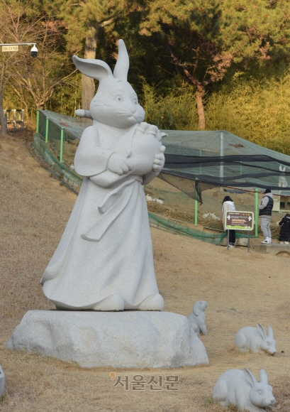 비토섬 비토국민여가캠핑장에 서 있는 토끼상.