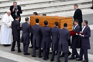 현직 교황의 배웅… 베네딕토 16세 잠들다