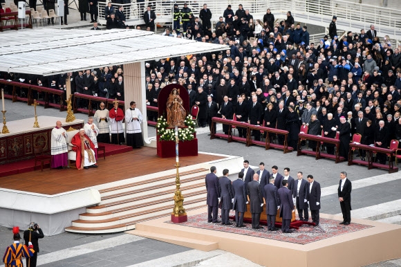 성 베드로 광장에서 베네딕토 16세 전 교황의 장례미사가 열리고 있다. 바티칸 EPA 연합뉴스