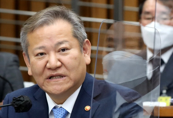 이상민 행정안전부 장관이 6일 오전 서울 여의도 국회에서 열린 용산 이태원 참사 진상규명과 재발방지를 위한 국정조사 특별위원회 2차 청문회에 증인으로 출석해 의원 질의에 답하고 있다. 2023.01.06 뉴시스