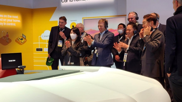 삼성전자 CES 2023 부스 찾은 올리버 집세 BMW 회장
