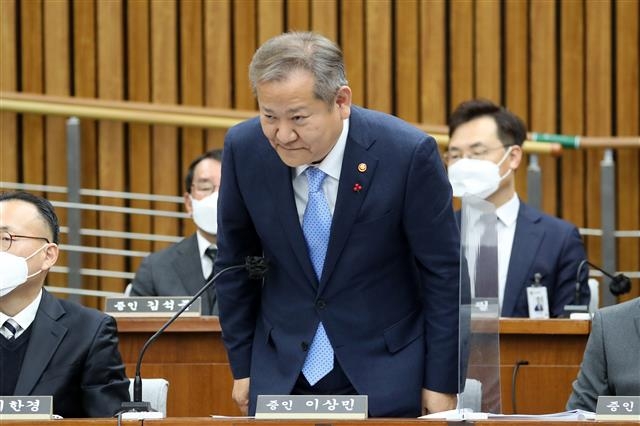 이상민 행정안전부 장관이 6일 서울 여의도 국회에서 열린 용산 이태원 참사 진상규명과 재발방지를 위한 국정조사 2차 청문회에서 유가족에게 고개 숙여 사과하고 있다. 2023.01.06 뉴스1