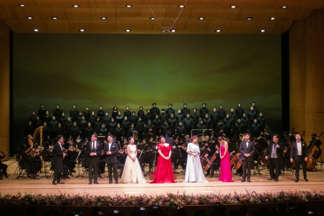국립오페라단 신년음악회에서 출연진이 마지막 앙코르 무대로 ‘축배의 노래’를 선보이고 있다. 류재민 기자