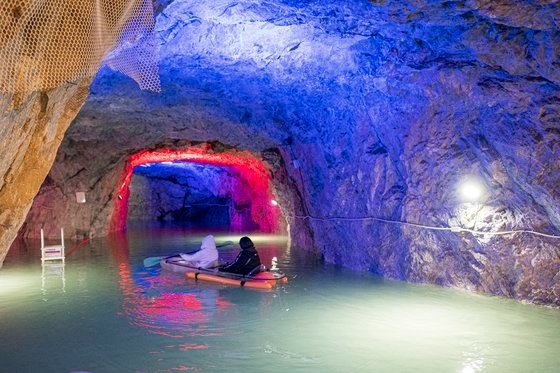 활옥동굴 내부. 한때 아시아 최대 광산이었던 활옥동굴은 일부가 관광지로 개발돼 개방되고 있다. 연합뉴스