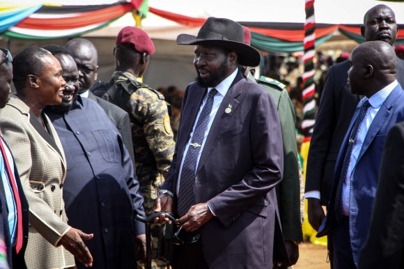 살바 키르 마야르디트 남수단 대통령(가운데)이 수도 주바의 남수단인민방위군(SSPDF) 본부에서 콩고민주공화국(DRC)으로 배치되는 SSPDF 출병식에 참석하고 있다. 2022.12.28 AFP 연합뉴스
