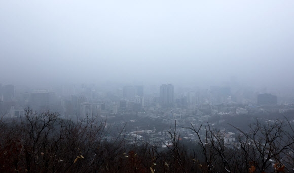 서울의 초미세먼지와 미세먼지 농도가 각각 매우 나쁨과 나쁨을 기록한 7일 서울 남산에서 내려다본 서울 도심.  2023.1.7 연합뉴스