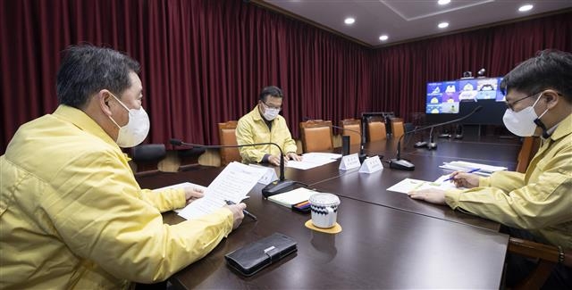 유제철 환경부차관이 8일 오전 서울 서초구 한강홍수통제소에서 고농도 미세먼지 비상저감조치 관계기관 합동점검회의를 주재하고 있다. 2023.1.8 (환경부 제공)