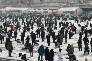 이름값 하는 화천산천어축제…첫날에만 13만 인파