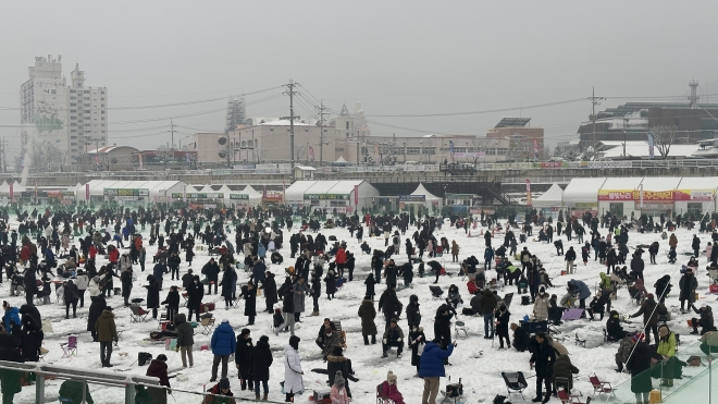 2023 얼음나라 화천산천어축제 개막일인 지난 7일 축제장에서 관광객들이 얼음낚시를 즐기고 있다. 화천군 제공