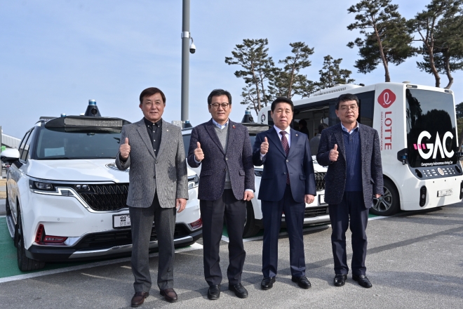 지난 6일 강릉에서 자율주행 차량 시승행사를 가진 김홍규 시장, 김기영 강릉시의회 의장, 권혁열 강원도의회 의장, 박기동 강원도 건설교통국장이 기념촬영을 하고 있다. 강릉시 제공