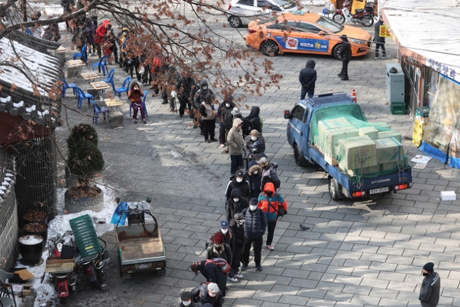 무료급식소 앞에 줄 서있는 노인들. 연합뉴스