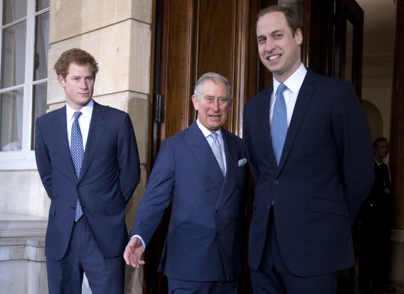 지난 2014년 2월 런던에서 포착된 왼쪽부터 영국 해리 왕자와 찰스 3세 국왕, 윌리엄 왕세자의 모습. 런던 AP 연합뉴스