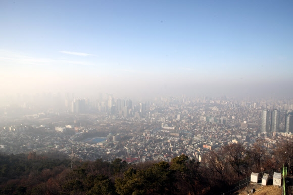 짙게 드리운 미세먼지 띠  