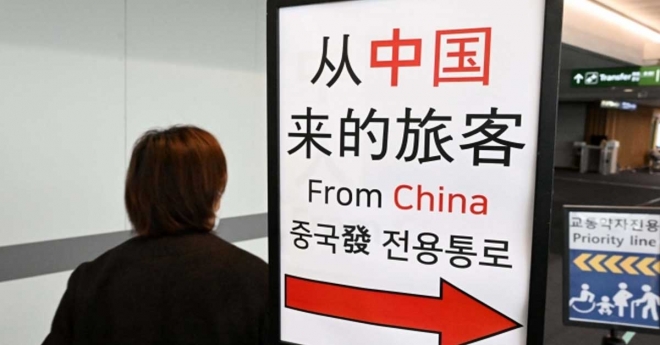 중국 및 홍콩·마카오발 입국자에 대한 ‘검역정보사전입력시스템’(Q-CODE·큐코드) 의무 등록 시행 첫날인 지난 5일 인천국제공항 제1여객터미널 입국장에 중국어로 ‘중국에서 온 여행객’으로 교체된 안내문이 설치돼 있다.  도준석 기자