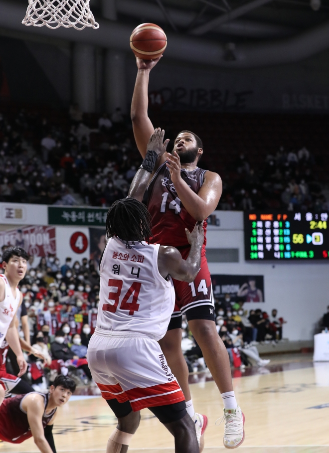 안양 KGC 오마리 스펠맨이 8일 서울 SK 자밀 워니 앞에서 골밑슛을 시도하고 있다. KBL 제공