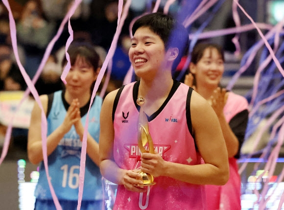 여자프로농구 부산 BNK의 진안이 8일 인천 도원체육관에서 열린 올스타전에서 최우수선수(MVP)로 선정된 뒤 트로피를 받아들고 기뻐하고 있다. 연합뉴스