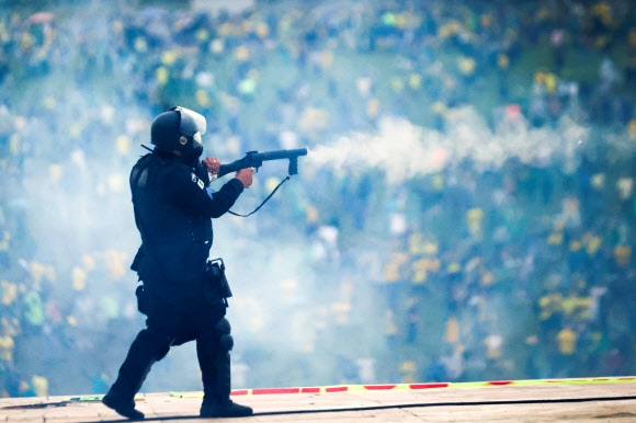 8일 브라질 브라질리아에서 열린 루이스 이나시오 룰라 다 실바 대통령에 반대하는 시위를 벌이는 자이르 보우소나루 브라질 전 대통령의 지지자들을 한 보안군이 진압하고 있다.로이터 연합뉴스