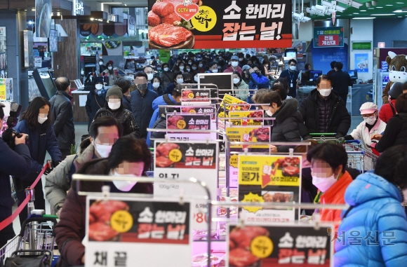 9일 오전 서울 하나로마트 양재점에서 ‘한우 100마리! 파격 할인 행사’가 열리고 있다. 농협유통은 한우 출하량 증가와 소비감소로 하락한 한우가격 때문에 힘든 축산농가를 돕기 위해 11일까지 한우 할인 행사를 진행한다고 밝혔다. 2023.1.9 안주영 전문기자