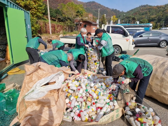 지난 해 11월 해남지역 새마을회원들이 읍면 지역에서 수거한 폐농약병을 집하장에 모으고 있는 모습. 