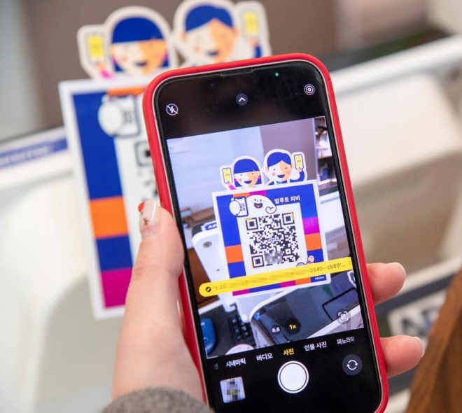 지난 6일 서울 용산구 이태원 상가에서 서울페이로 결제가 진행되고 있다. 용산구 제공