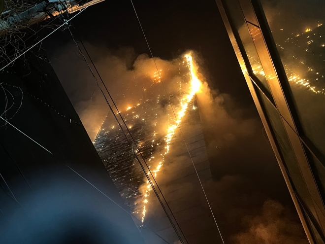 9일 오전 부산 부산진구 부전동 한 오피스텔 주차타워동 외벽에 불길에 휩싸여 있다. 부산소방재난본부 제공