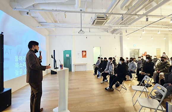 주동원(왼쪽) 자이냅스 대표가 탐방 학생들에게 인공지능 기반 음성인식 기술에 대해 소개하고 있다. 서울과기대 제공
