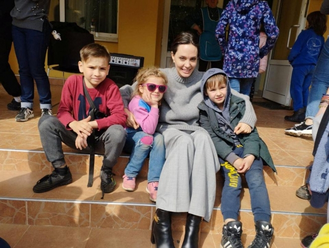 할리우드 배우 앤젤리나 졸리가 지난해 4월 30일(현지시간) 우크라이나 서부 도시 르비우를 방문해 아이들과 함께 사진을 찍고 있다. 르비우 로이터