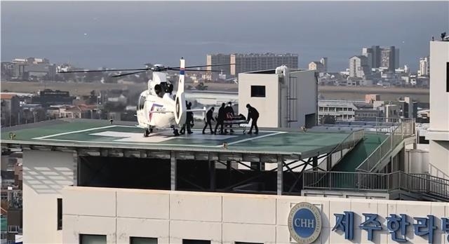 제주 ‘닥터헬기’가 지난 8일 한라산 등반객을 윗세오름에서 구조해 한라병원으로 이송하고 있다. 제주도 제공