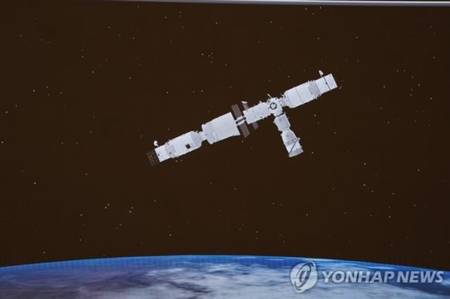 2021년 10월 16일 중국 유인우주선 신저우 13호가 우주정거장 핵심 모듈인 ‘톈허’에 도킹한 모습. 베이징 신화 연합뉴스