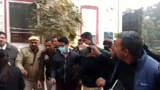 지난 7일(현지시간) 인도 경찰에 연행되는 샹카르 미슈라(가운데 하늘색 마스크 쓴 이).