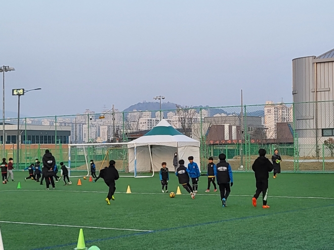 순천시 연향동 팔마유소년축구장에서 전지 훈련중인 경기 비룡초, 대전 중앙초, 전북이리동초등학교 축구부 선수들 모습.