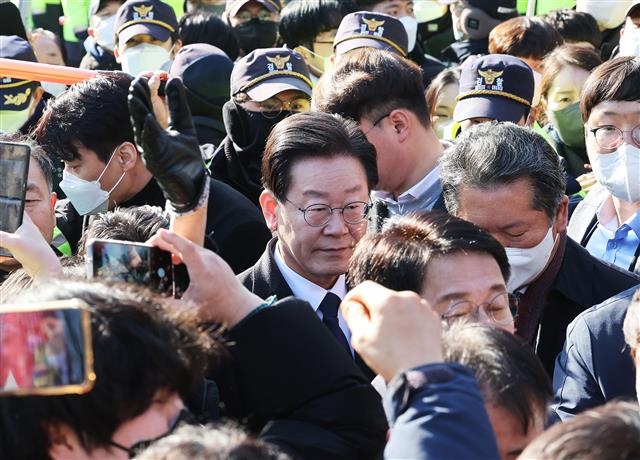 이재명 더불어민주당 대표가 ‘성남FC 후원금’ 의혹과 관련한 검찰 조사를 받기 위해 10일 오전 경기 수원지방검찰청 성남지청에 출석하고 있다. 2023.1.10 뉴스1