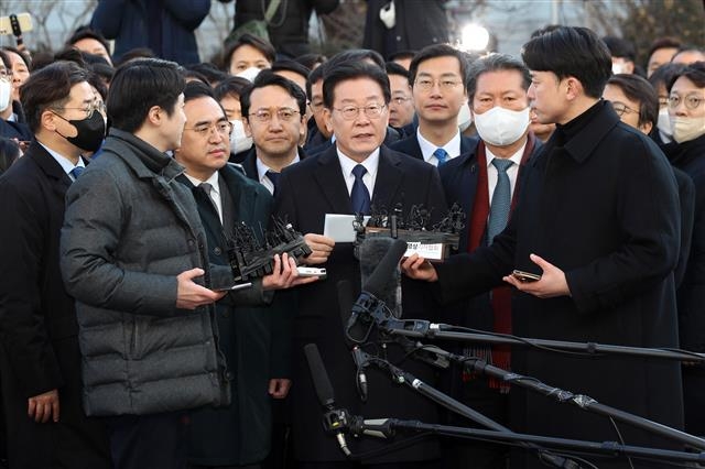 이재명 더불어민주당 대표가 ‘성남FC 후원금’ 의혹 관련 조사를 받기 위해 10일 오전 경기 수원지방검찰청 성남지청에 출석하며 입장을 밝히고 있다. 2023.1.10 뉴스1