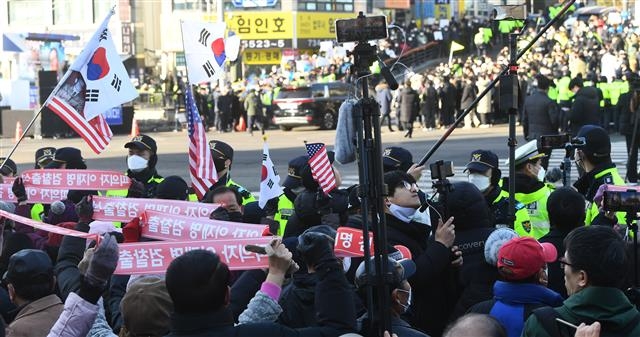 이재명 더불어민주당 대표가 ‘성남FC 후원금’ 의혹과 관련해 검찰에 출석한 10일 오전 경기 수원지방검찰청 성남지청 앞에서 보수단체 회원들이 집회를 하고 있다. 2023.1.10 뉴스1