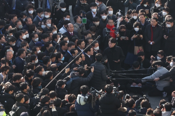 이재명 더불어민주당 대표가 10일 경기도 성남시 수원지방검찰청 성남지청에 성남FC 후원금 의혹과 관련해 제3자 뇌물 혐의로 출석하고 있다.