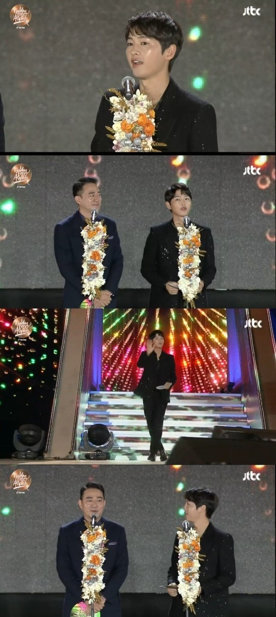 배우 송중기가 최근 외국인 여성과 교제 중인 사실이 전해진 뒤 첫 공식 석상에 나섰다. 방송 캡처