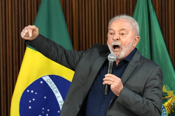루이스 이나시우 룰라 다시우바 브라질 대통령이 9일(현지시간) 3부 요인 회의에서 발언하고 있다. AP