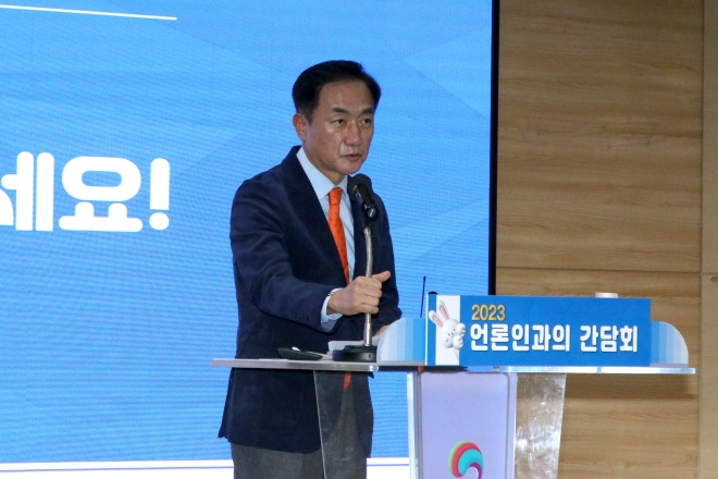 정장선 경기평택시장이 10일 시청 대회의실에서 언론인 간담회를 열고 신년 포부를 밝히고 있다. 평택시