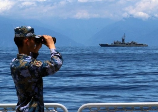 중국 해군의 동부전구사령관이 8월 5일 대만 인근 해상에서 군사훈련을 하던 중 함상에서 망원경으로 주변 함정을 살펴보고 있다. 신화 연합뉴스
