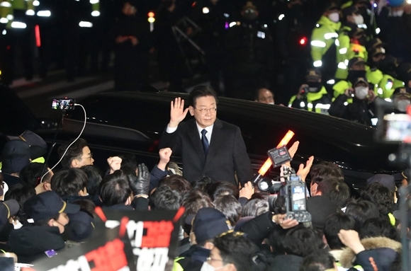 ‘성남FC 후원금 의혹’ 사건과 관련해 더불어민주당 이재명 대표가 10일 오후 경기도 성남시 수원지방검찰청 성남지청에서 조사를 받은 뒤 귀가하며 지지자들을 향해 손을 흔들고 있다. 2023.1.10 [공동취재]