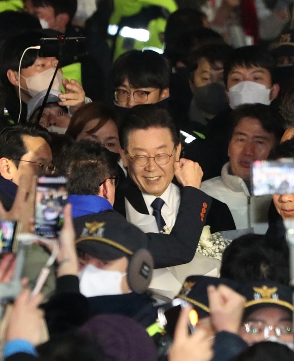 ‘성남FC 후원금 의혹’ 사건과 관련해 더불어민주당 이재명 대표가 10일 오후 경기도 성남시 수원지방검찰청 성남지청에서 조사를 받은 뒤 귀가하며 지지자들을 향해 손을 흔들고 있다. 2023.1.10 [공동취재]