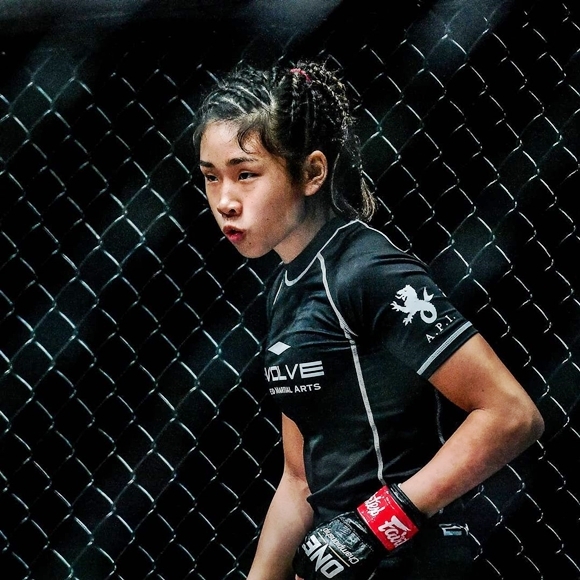 A CNN informou no dia 9 (horário local) que Victoria Lee (nome coreano Lee Sun Hee), que era uma promissora lutadora de artes marciais mistas, faleceu aos 18 anos.  Imagem (Victoria Lee Instagram)