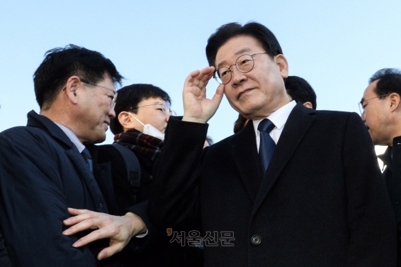 ‘성남FC 후원금’ 의혹을 받고 있는 이재명 더불어민주당 대표가 10일 경기도 성남시 수원지방검찰청 성남지청으로 출석하던 중 안경을 고쳐쓰고 있다. 2023.01.10 안주영 전문기자