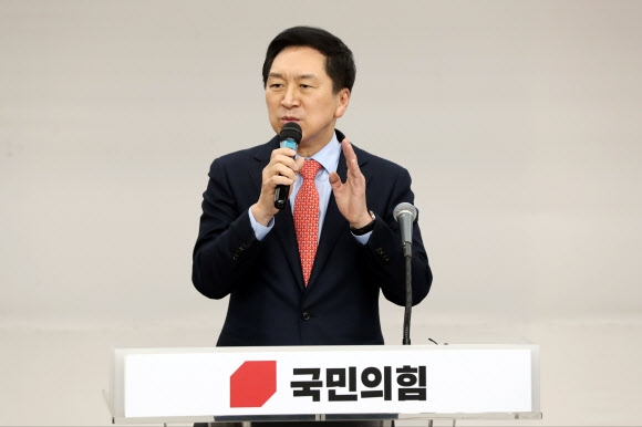 국민의힘 당권주자인 김기현 의원이 10일 오후 경기 수원시 국민의힘 경기도당에서 열린 ‘2023 경기도당 신년인사회’에 참석해 인사말을 하고 있다. 2023.1.10 연합뉴스