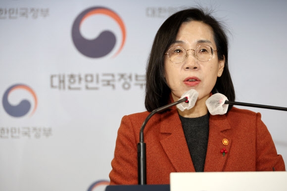 김현숙 여성가족부 장관이 9일 정부서울청사 브리핑실에서 여성가족부의 새해 업무보고를 마치고 브리핑을 하고 있다. 2023.01.09 연합뉴스