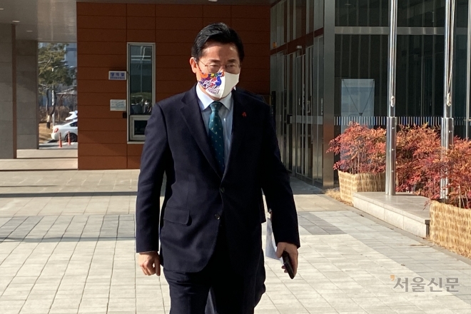 공직선거법 위반혐의로 기소된 박경귀 충남 아산시장이 재판을 받기 위해 11일 오전 대전지법 천안지원에 들어서고 있다. 이종익 기자 