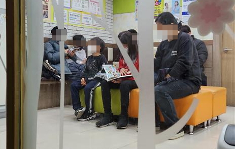 11일 오전 서울 마포구 상암동의 한 소아청소년과에서 병원 문이 열리자마자 환자와 보호자가 기다렸다는 듯 한꺼번에 들어와 병원 안이 순식간에 북적북적했다. 김정화 기자
