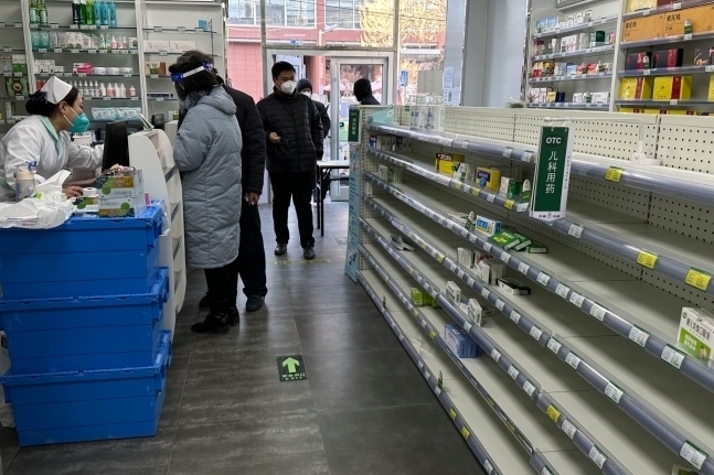 지난해 12월 13일 중국 베이징의 한 약국 매대가 텅 비어있다. 해당 기사 내용과는 무관함. AP 연합뉴스